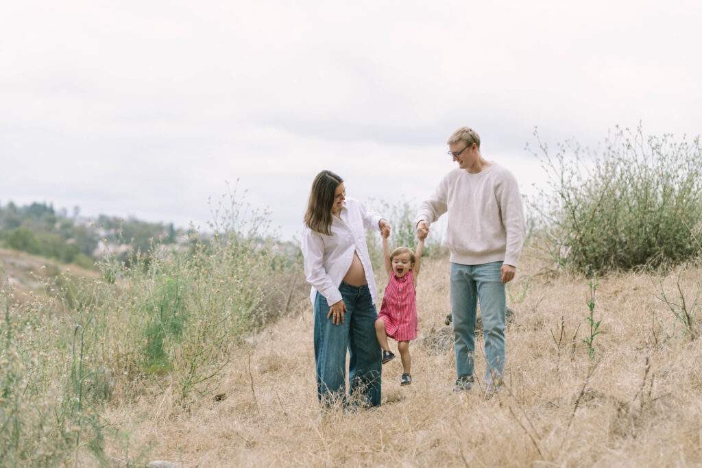 What to wear for maternity photos with partner and kids, coordinating family outfits.